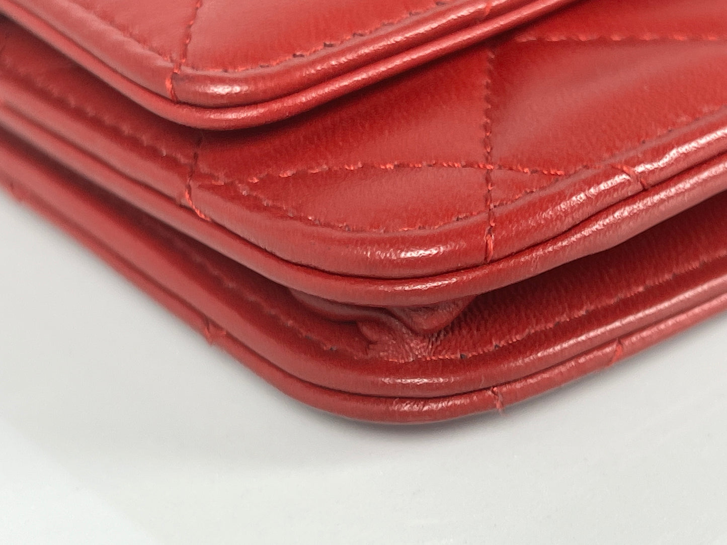 Red Trendy Wallet on Chain