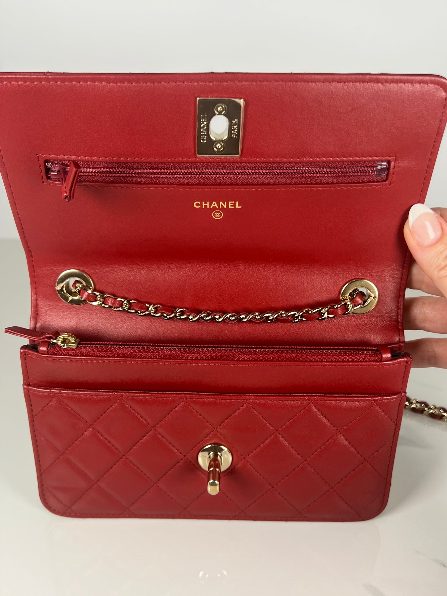 Red Trendy Wallet on Chain