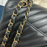 Black Medium Caviar Classic in Chevron