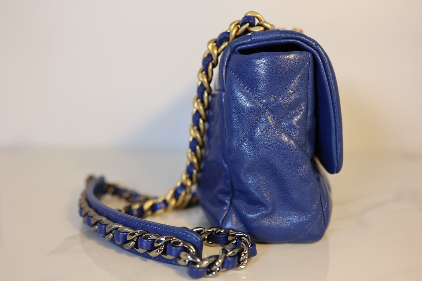 Blue Medium Chanel 19